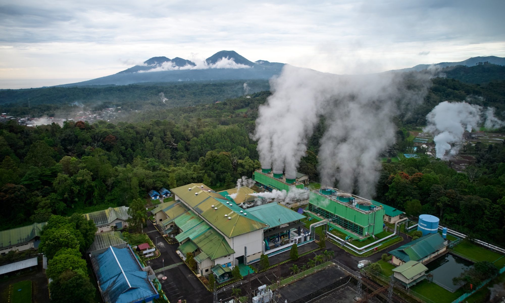 Pemandangan udara PLTP Lahendong di Tomohon, Sulawesi Utara, sebagai penyumbang listrik bersih terbesar di sistem Sulutgo.