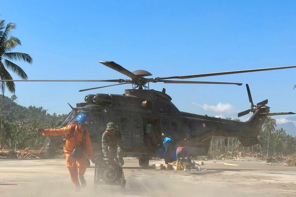 Petugas PLN dan personel TNI mengangkut material tower dan genset menggunakan helikopter untuk percepatan pemulihan kelistrikan di Bireuen, Aceh.