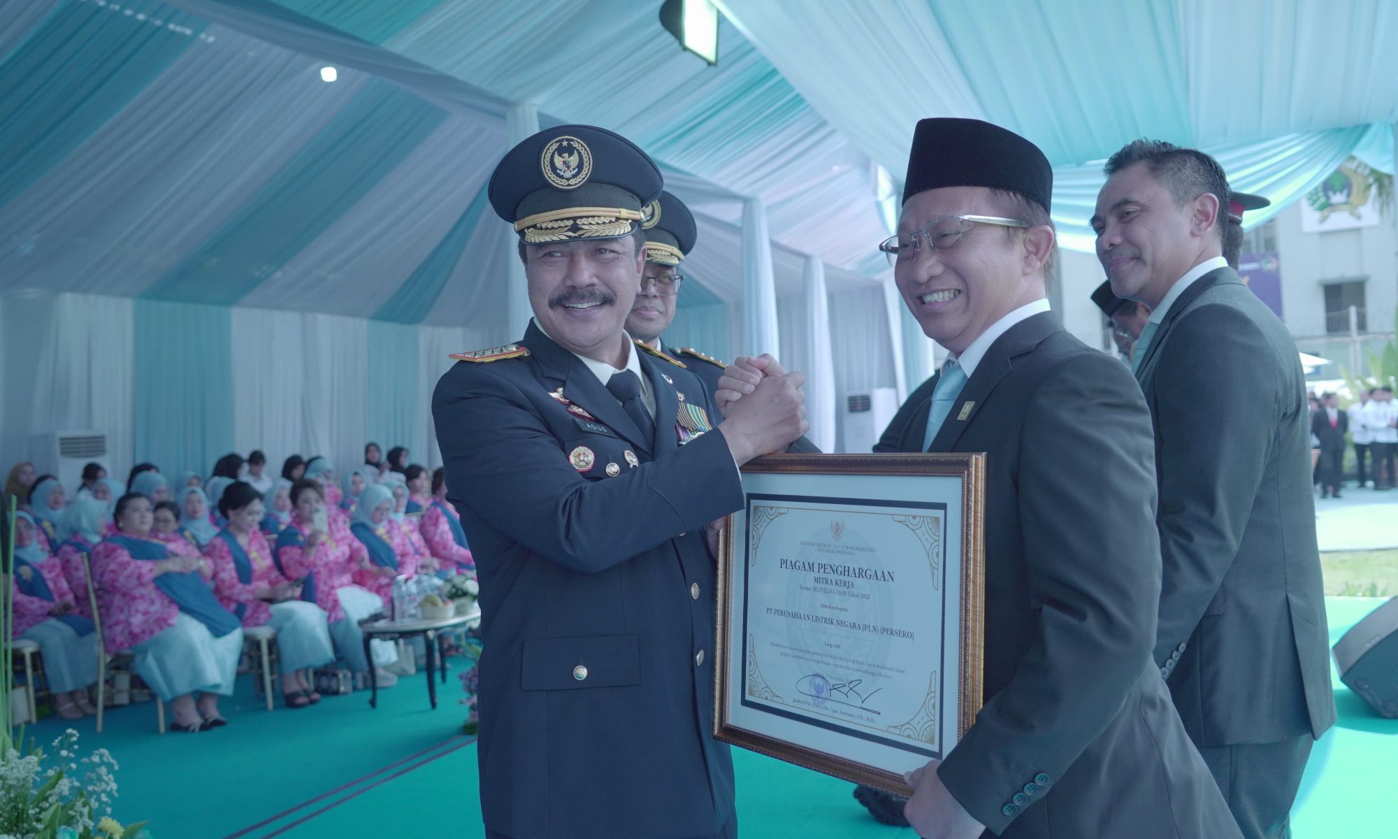 Menteri Imigrasi dan Pemasyarakatan Agus Andrianto menyerahkan penghargaan kepada Direktur Retail dan Niaga PLN Adi Priyanto atas Program Nusakambangan Berdaya.