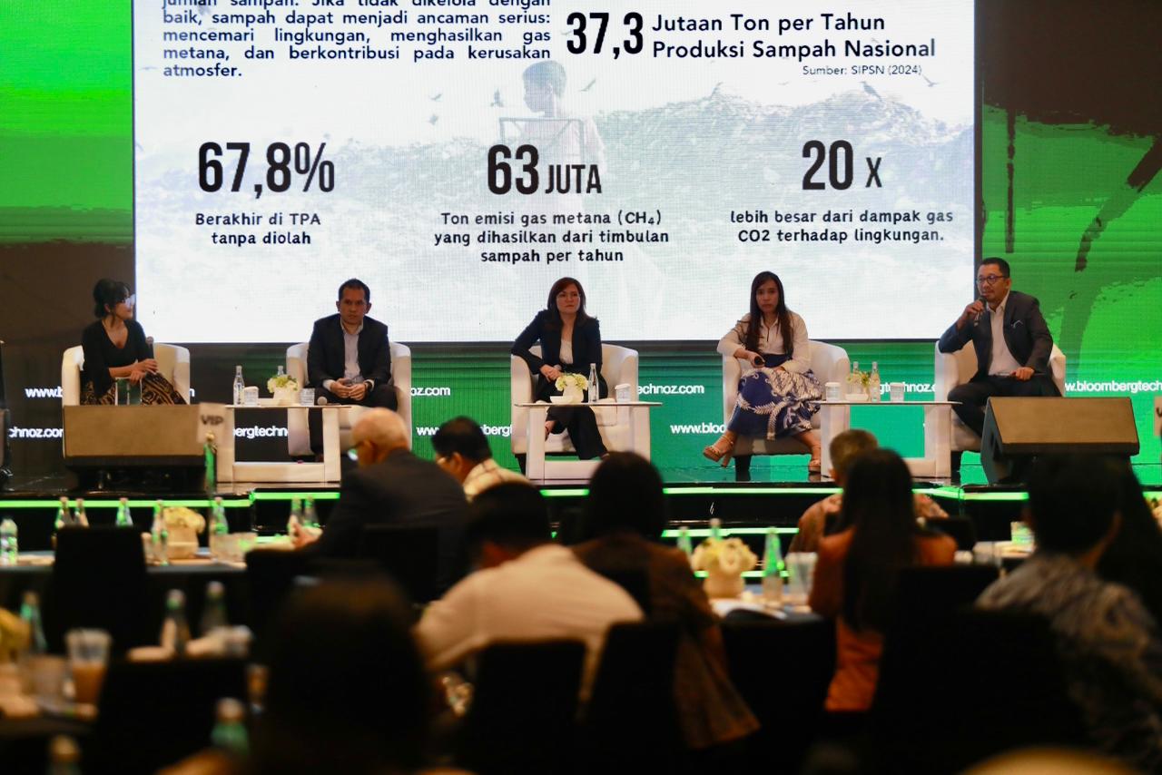 Suasana diskusi panel “From Waste to Watt” pada Ecoverse 2025 menampilkan para pembicara yang membahas inovasi pengelolaan limbah menjadi energi hijau di Indonesia.