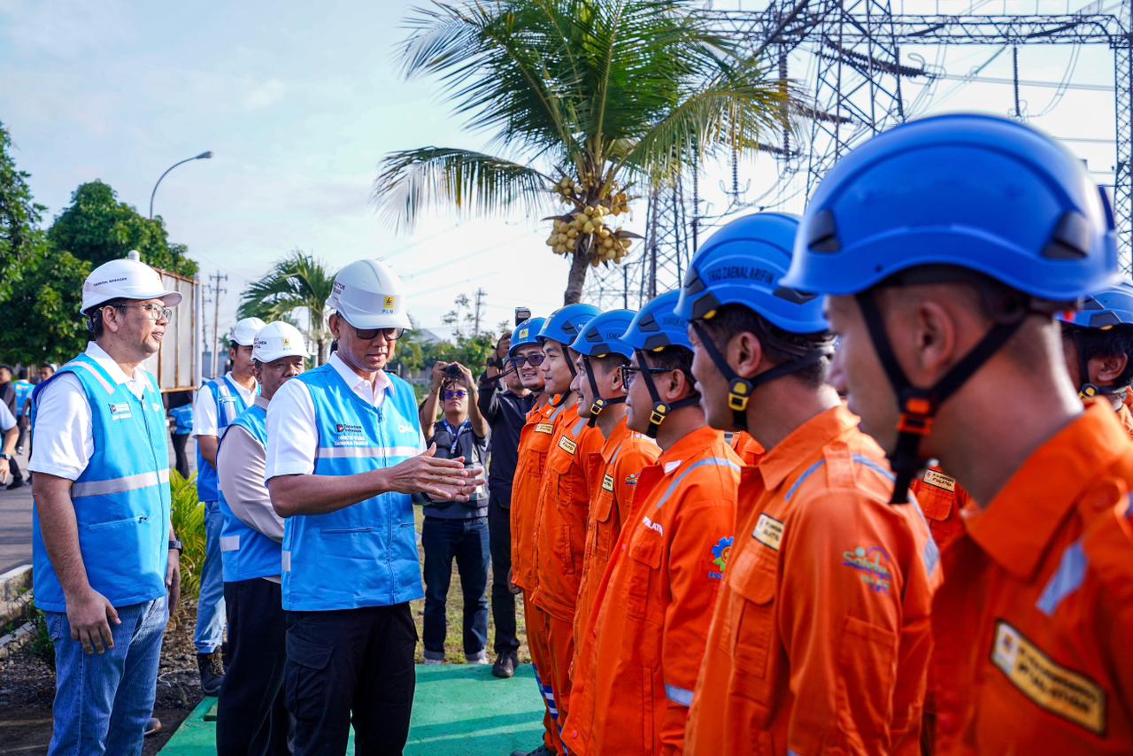 Direktur Utama PLN memberikan arahan kepada petugas siaga di GITET 500 kV Pedan Klaten