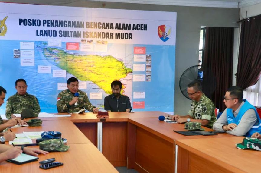 Foto Menteri Pertahanan Sjafrie Sjamsoeddin, Panglima TNI Agus Subiyanto, Gubernur Aceh Muzakir Manaf, jajaran TNI, dan Direktur Utama PLN Darmawan Prasodjo saat berkoordinasi mengenai percepatan pemulihan listrik pascabencana di Aceh.
