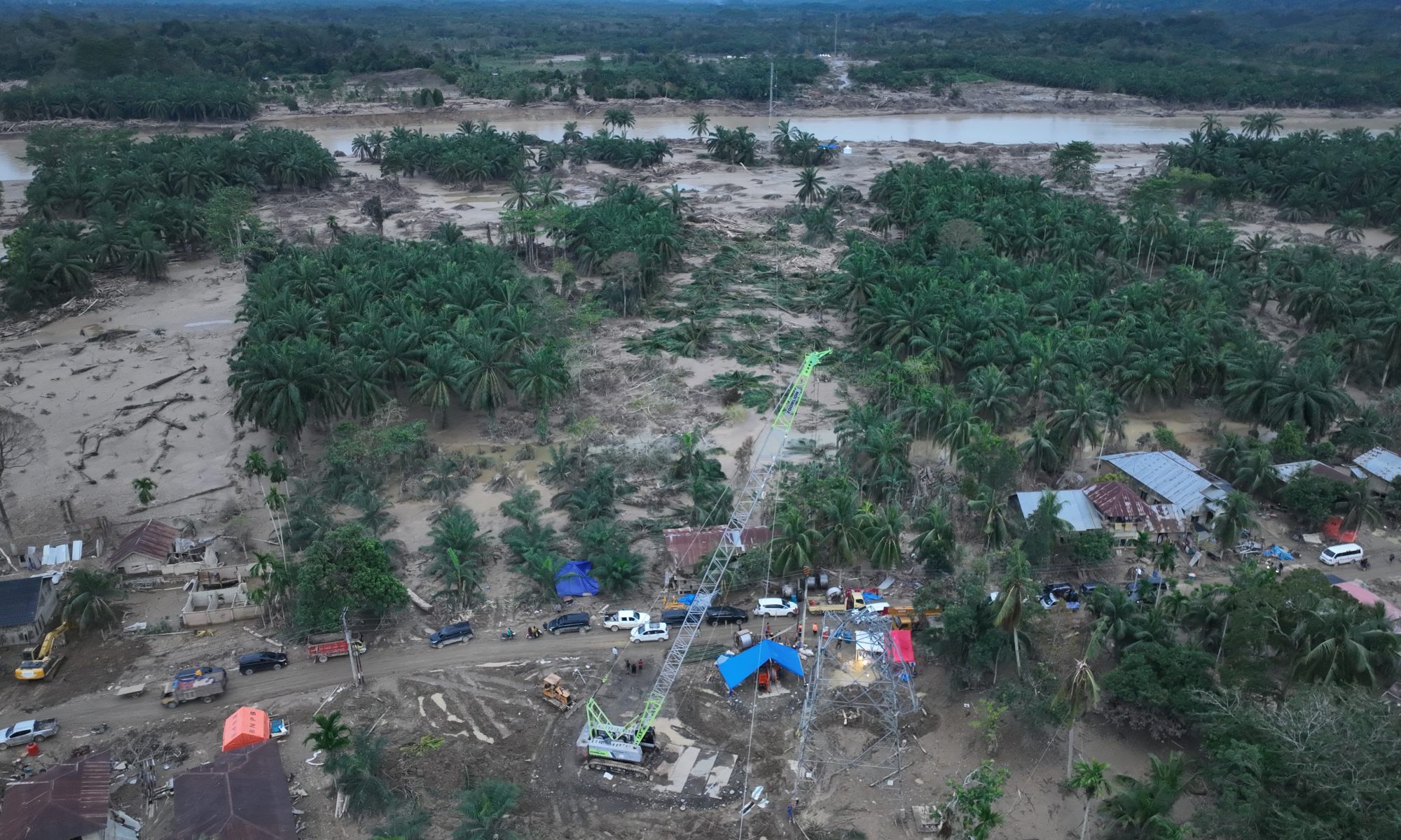 Modifikasi crane menjadi tower darurat oleh PLN untuk menggantikan tower transmisi 150 kV Pangkalan Brandan–Langsa yang terdampak bencana.