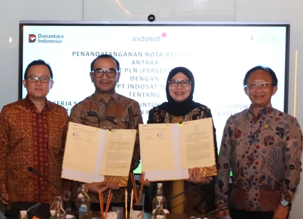 Foto penandatanganan MoU antara PLN dan Indosat yang disaksikan oleh jajaran direksi, sebagai bagian dari kolaborasi memperkuat digitalisasi layanan kelistrikan.