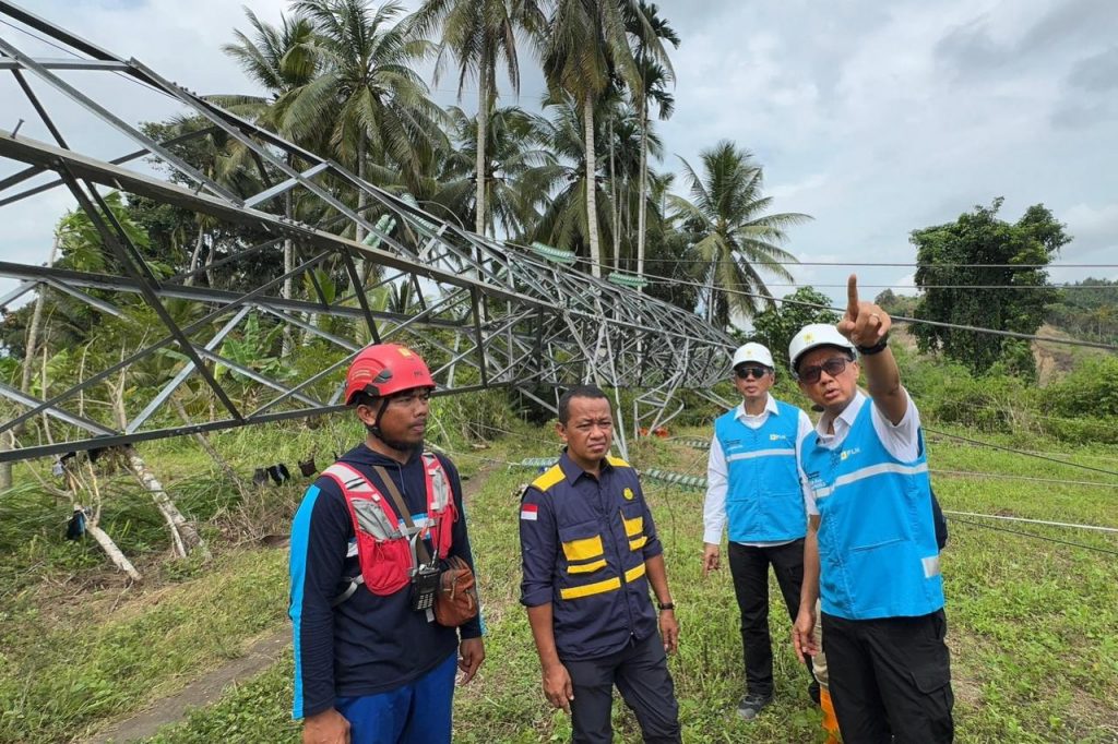 Menteri ESDM Bahlil Lahadalia bersama Direktur Utama PLN Darmawan Prasodjo meninjau tower transmisi SUTT 150 kV yang rusak akibat banjir dan longsor di Bireuen, Aceh.