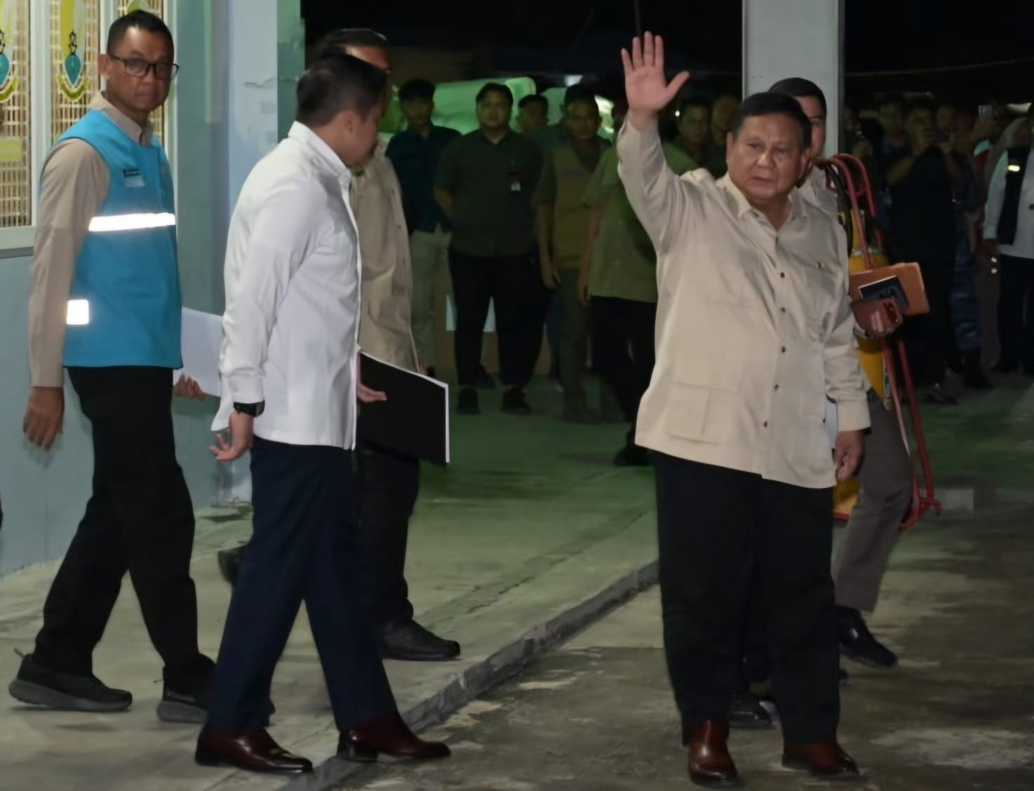 Presiden Prabowo Subianto bersama Sekretaris Kabinet Teddy Indra Wijaya dan Direktur Utama PLN Darmawan Prasodjo menghadiri rapat terbatas pemulihan kelistrikan pascabencana Aceh di Lanud Sultan Iskandar Muda.