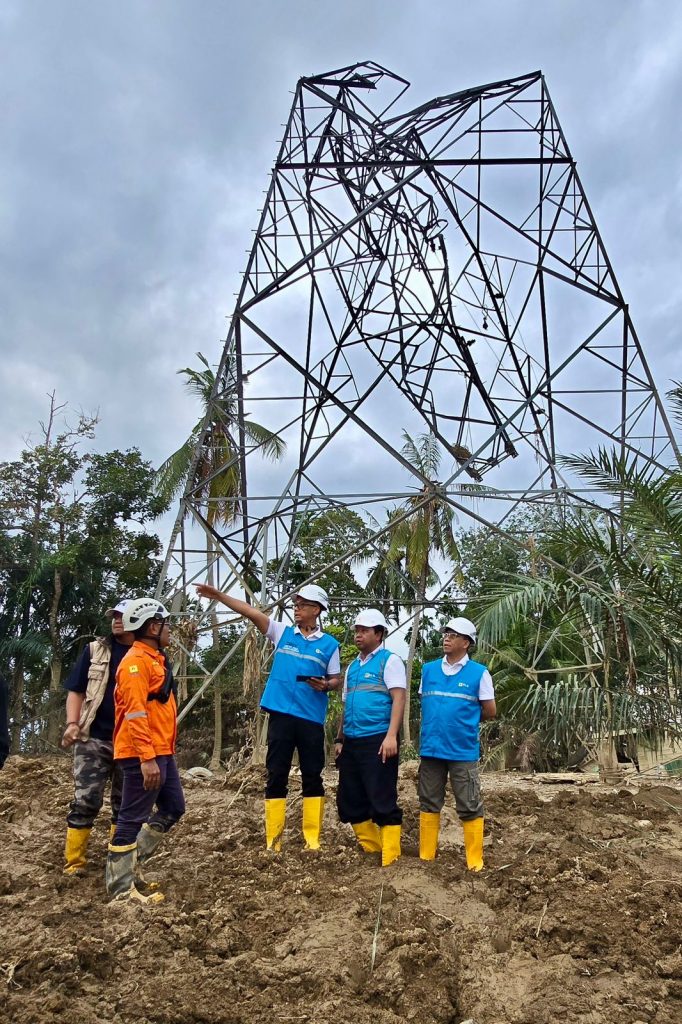 Direktur Utama PLN Darmawan Prasodjo meninjau perbaikan SUTT 150 kV Langsa–Pangkalan Brandan pascabencana bersama jajaran manajemen PLN.