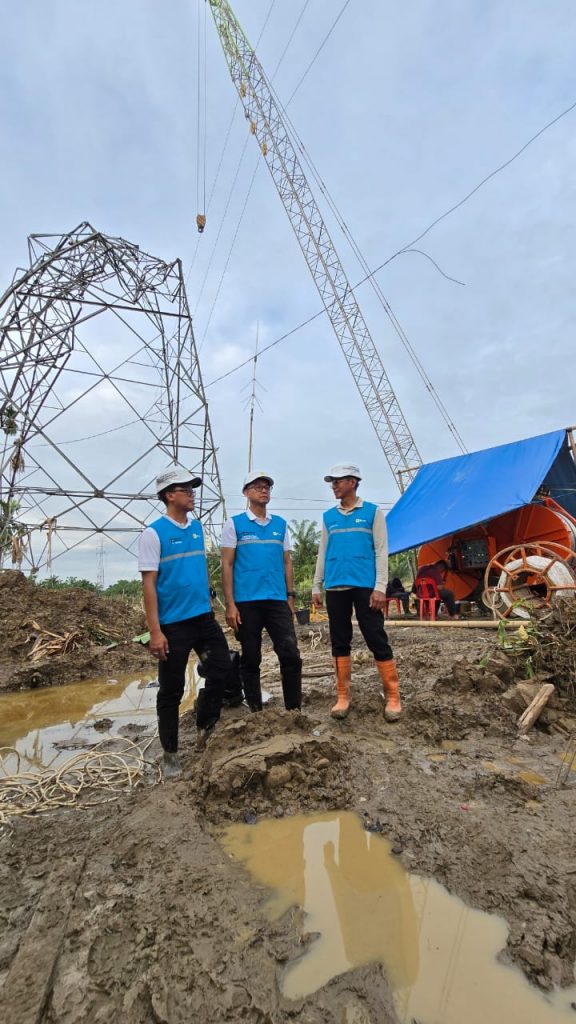 Direktur Utama PLN Darmawan Prasodjo meninjau pembangunan tower darurat pemulihan interkoneksi listrik Sumatra–Aceh di Aceh Tamiang.