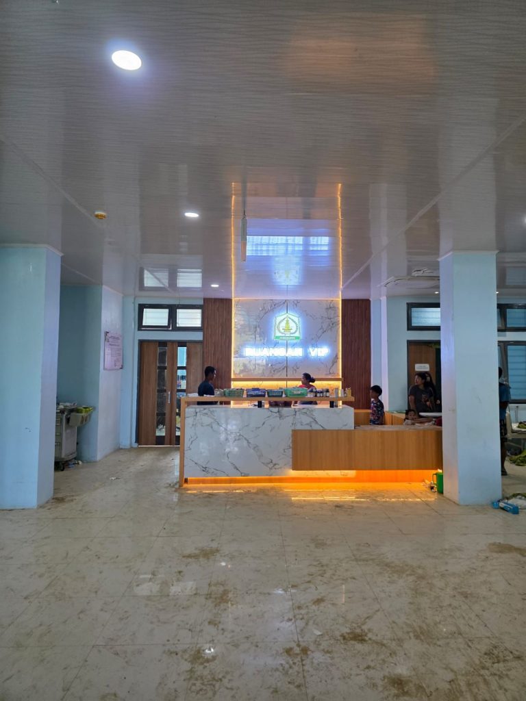 Ruangan RSUD Muda Sedia Aceh Tamiang yang kembali terang setelah penormalan listrik menggunakan genset darurat pada 4 Desember.