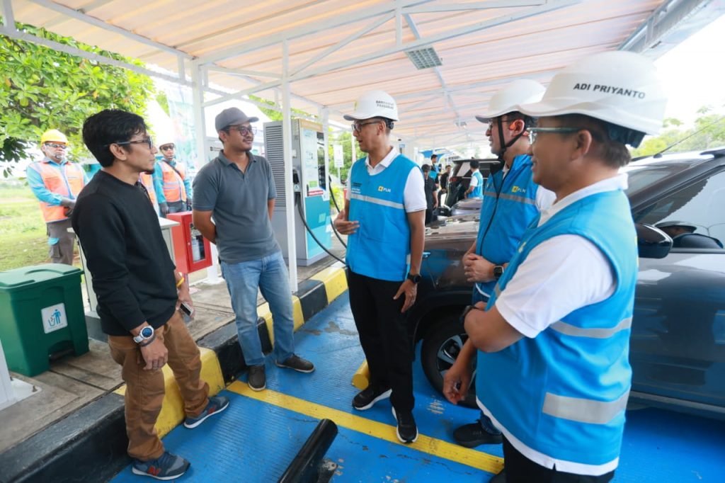 Direktur Utama PLN Darmawan Prasodjo memastikan layanan pengisian daya kendaraan listrik di Rest Area KM 275A Tol Trans Jawa, Jawa Tengah