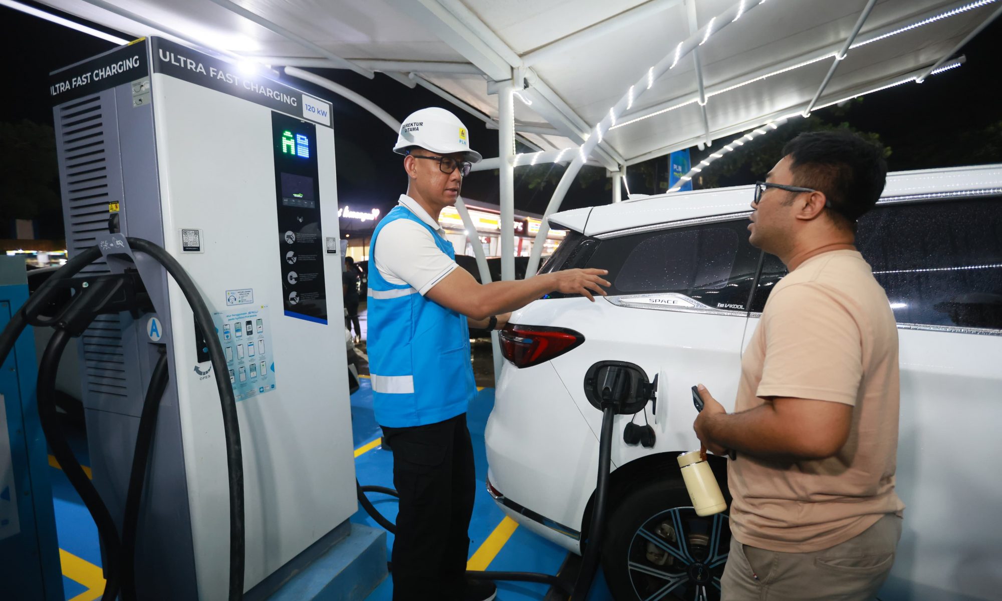 Direktur Utama PLN memastikan layanan SPKLU kepada pengguna kendaraan listrik di Rest Area 228 A Cirebon