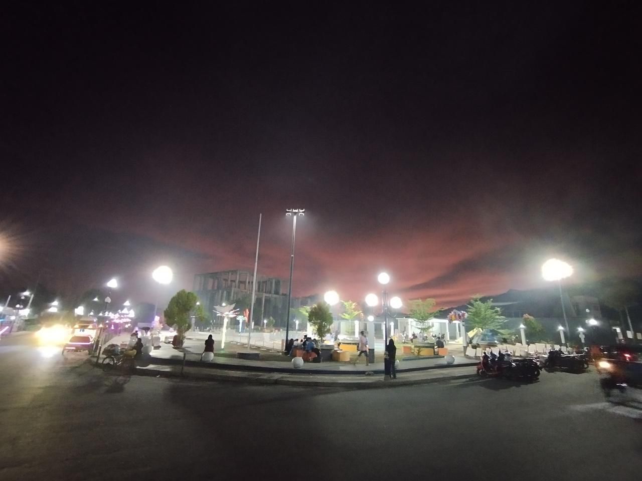 Alun-Alun Kota Pandan Tapanuli Tengah tampak kembali terang setelah pemulihan listrik PLN pascabencana.