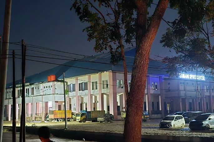 Posko pengungsian di Tamiang Sport Center kembali menyala setelah listrik PLN pulih pada 4 Desember.